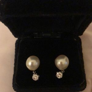 Beautiful pierce earrings with Pearl and diamond-